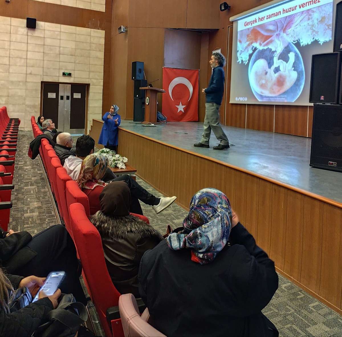MAÜ'de 'İnsan Neden Hastalanır' Konferansı Düzenlendi