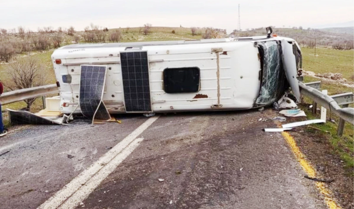 Mazıdağı-Derik karayolunda minib&uuml;s devrildi