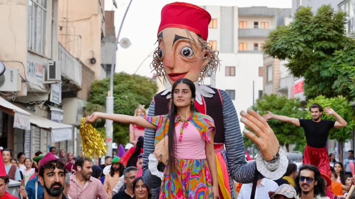 Midyat&rsquo;ta 8. Uluslararası U&ccedil;an Halı &Ccedil;ocuk Festivali Coşkusu