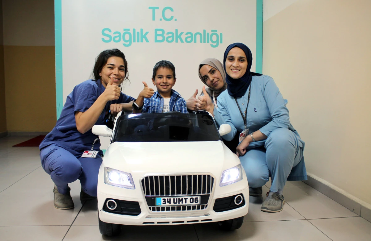 Midyat'ta çocuklar ameliyathaneye akülü araba ile gülerek giriyor