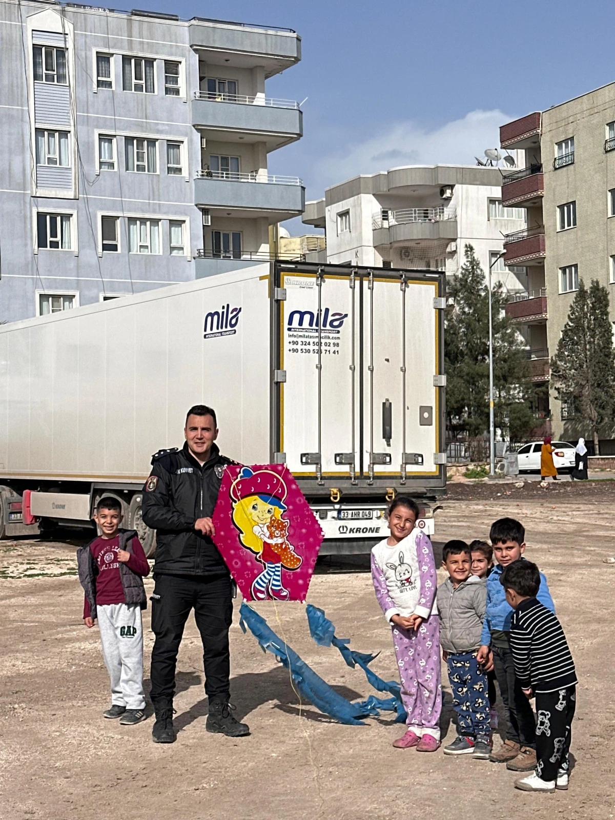 Nusaybin'de &ccedil;ocukların u&ccedil;urtma sevinci
