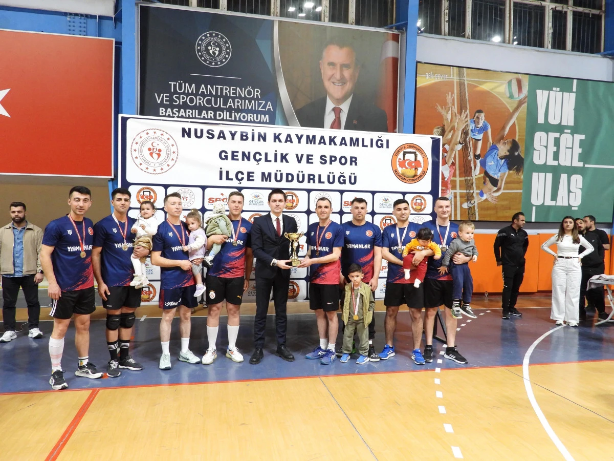 Nusaybin&rsquo;de kurumlar arası voleybol turnuvası sona erdi