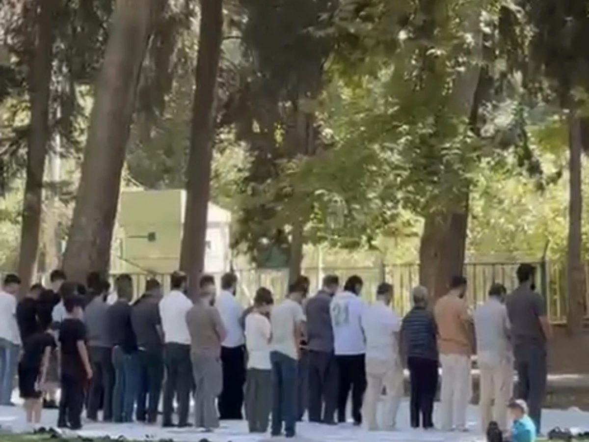 Nusaybin'de piknik yapan vatandaşlar namaz i&ccedil;in birlikte saf tuttu
