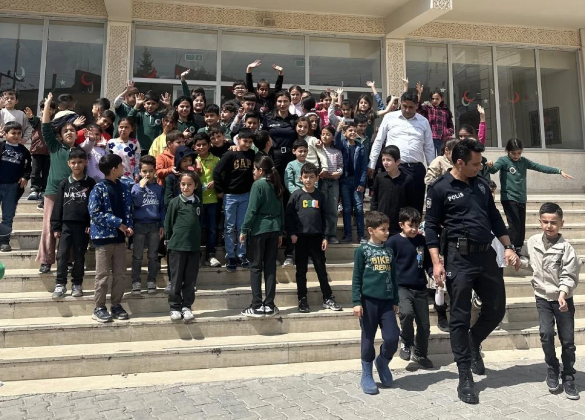 Nusaybin'de polis ile &ouml;ğrenciler arasında y&uuml;rek ısıtan g&ouml;r&uuml;nt&uuml;