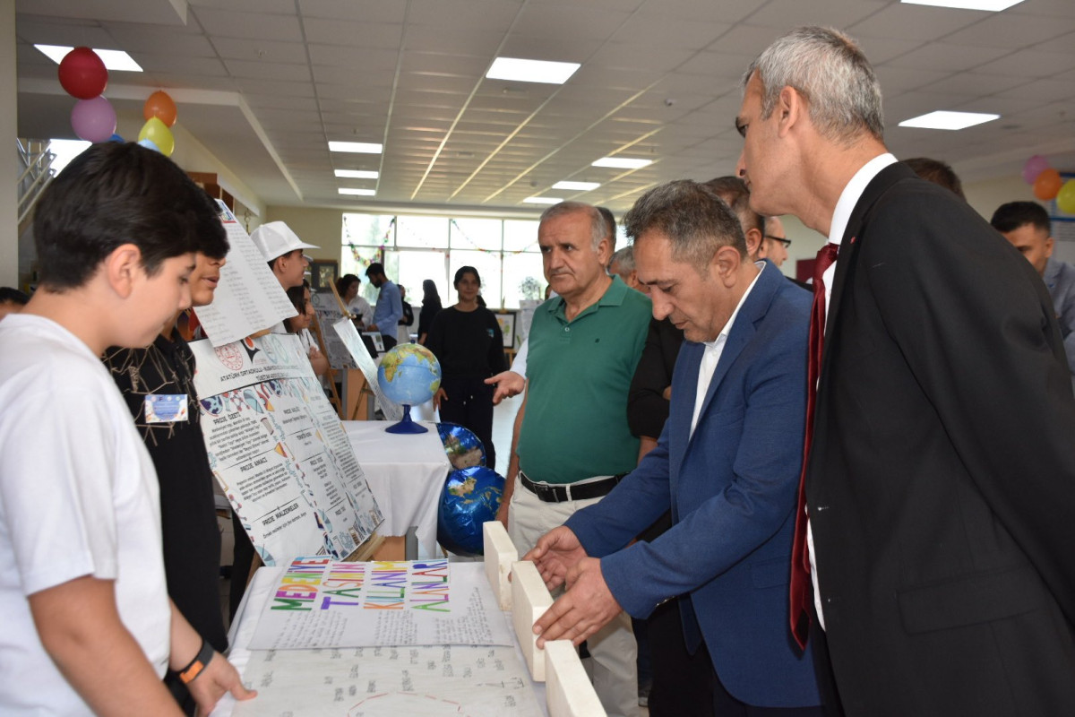 Nusaybin'de 'TÜBİTAK-4006' bilim fuarı açıldı