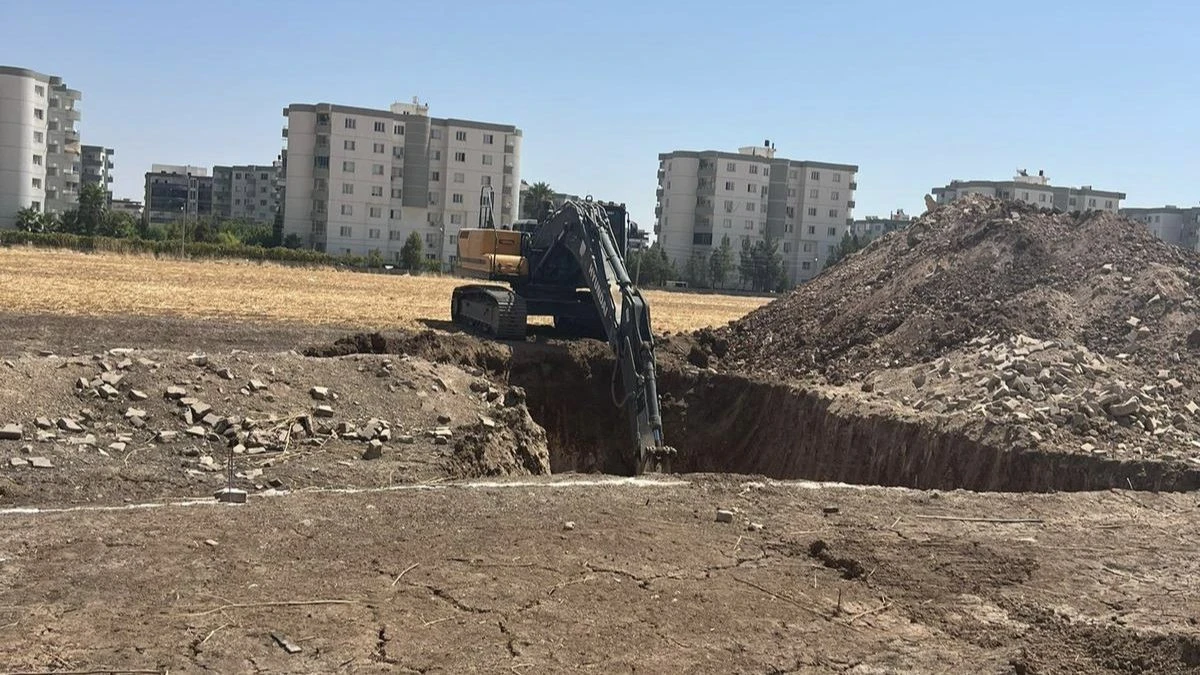 Nusaybin'de yeni SGK binası i&ccedil;in ilk kazma vuruldu