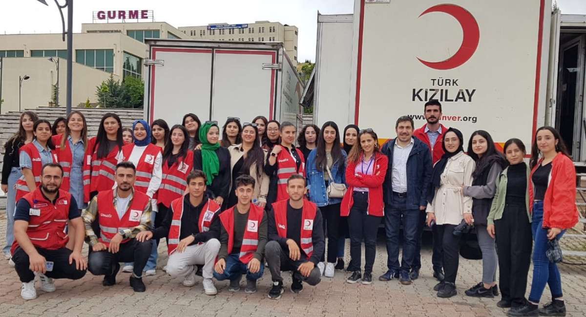 Öğrencilerden Kan Bağışı Etkinliğine Yoğun İlgi 