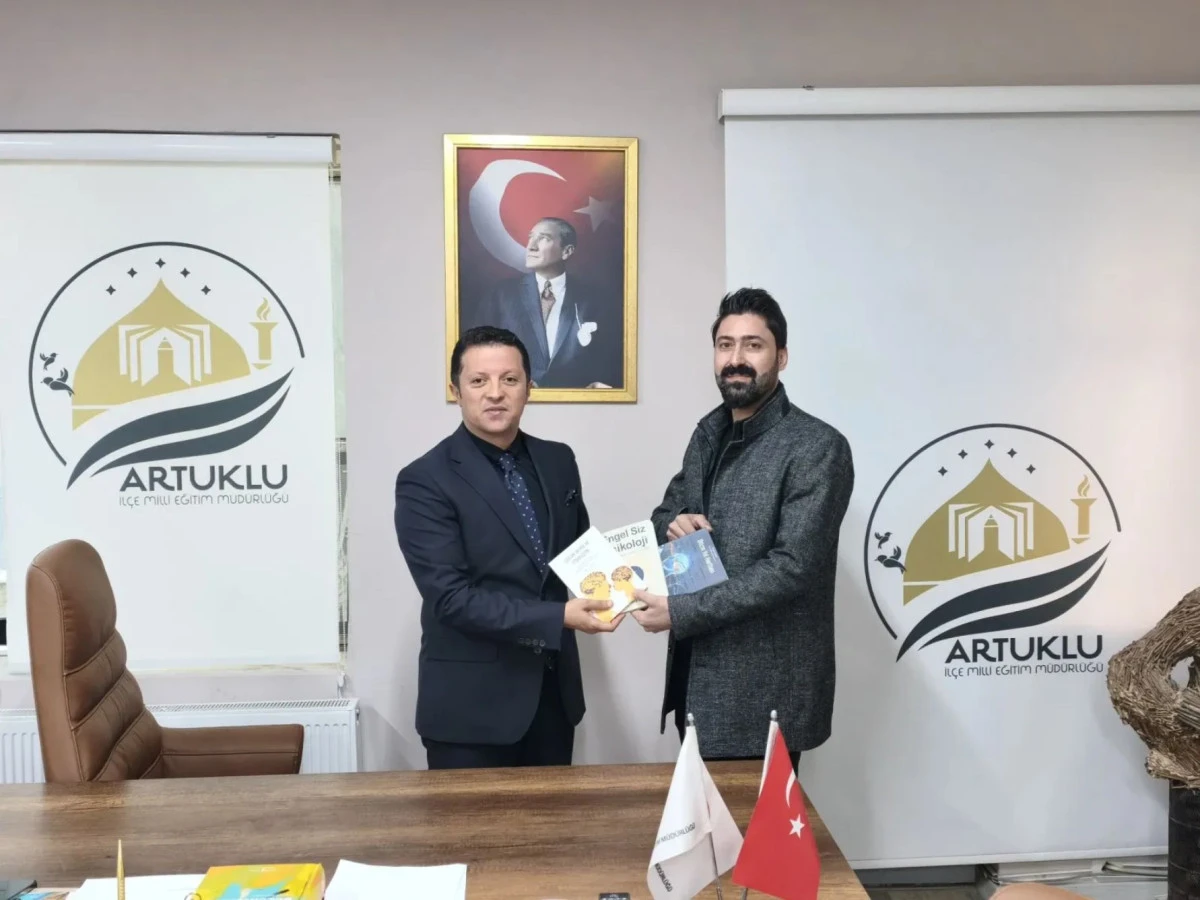 Öğretmen Veysi Çeçen Milli Eğitim Müdürü'ne kendi kitabını hediye etti