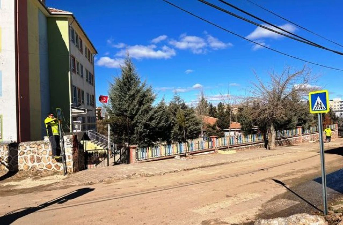 Okul &Ccedil;evrelerinde Trafik G&uuml;venliği Hamlesi