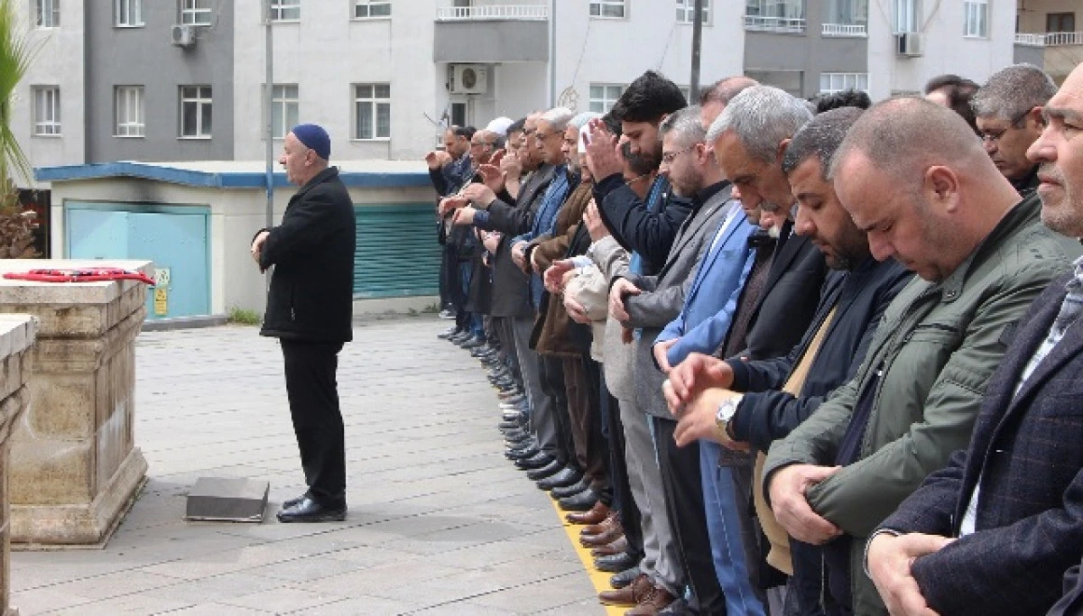 Okulda hayatını kaybedenler i&ccedil;in gıyabi cenaze namazı kılındı