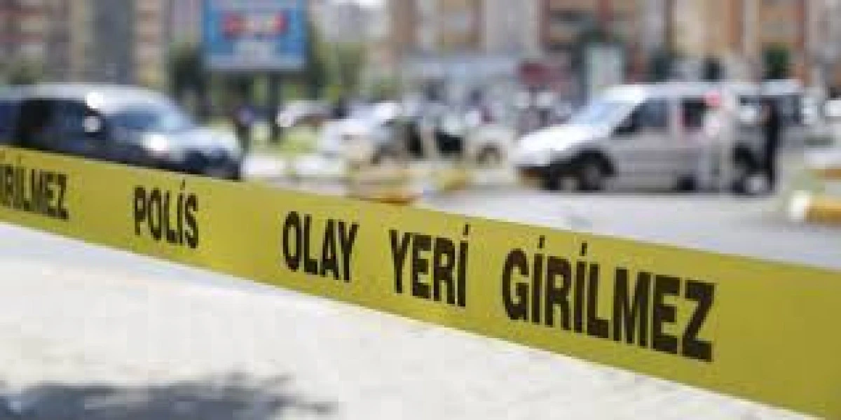 Otomobil Su tankerinin Altına girdi