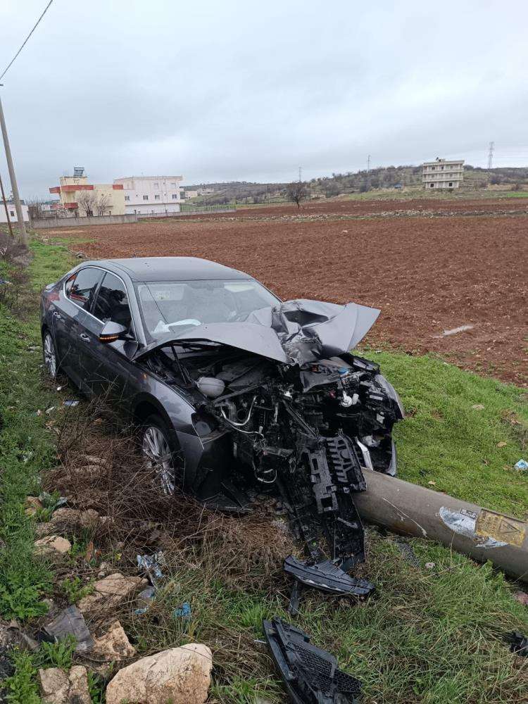 Otomobil sürücüsü beton direğe çarparak durabildi