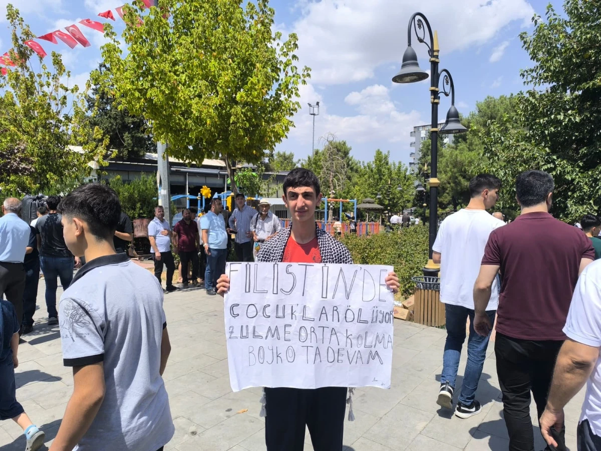 Pankart Açarak, Sessiz Eylemine Devam Ediyor