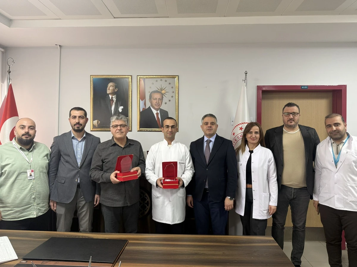 Profes&ouml;r &Uuml;nvanı Alan Hekimlere Plaket