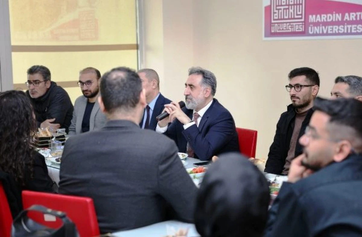 Rekt&ouml;r &Ouml;zcoşar&rsquo;dan &Ouml;ğrencilere Teşekk&uuml;r