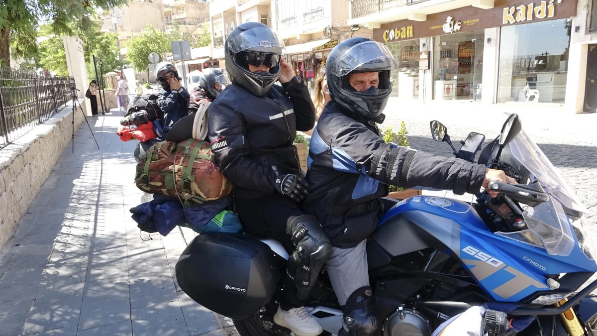 Sakarya'dan motosikletle yola çıkan iki arkadaş, eşleriyle Mardin'e ulaştı