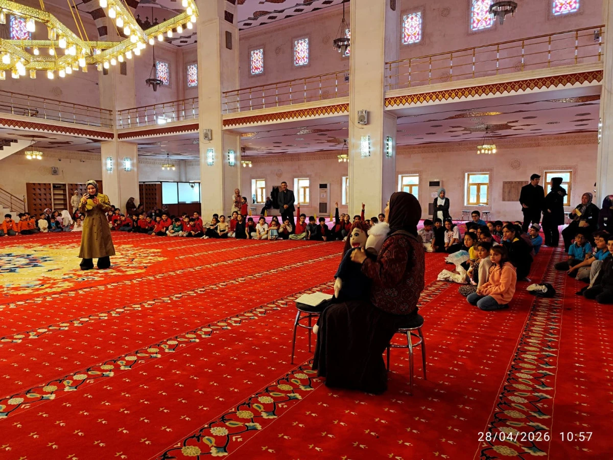 ŞAKİR NUHOĞLU CAMİİ&rsquo;NDE &Ccedil;EDES COŞKUSU: MİNİK ELLER DUAYA, NEŞELİ SESLER SEMAYA Y&Uuml;KSELDİ