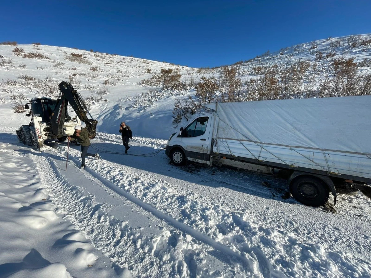 Şarampole d&uuml;şen pikap kurtarıldı