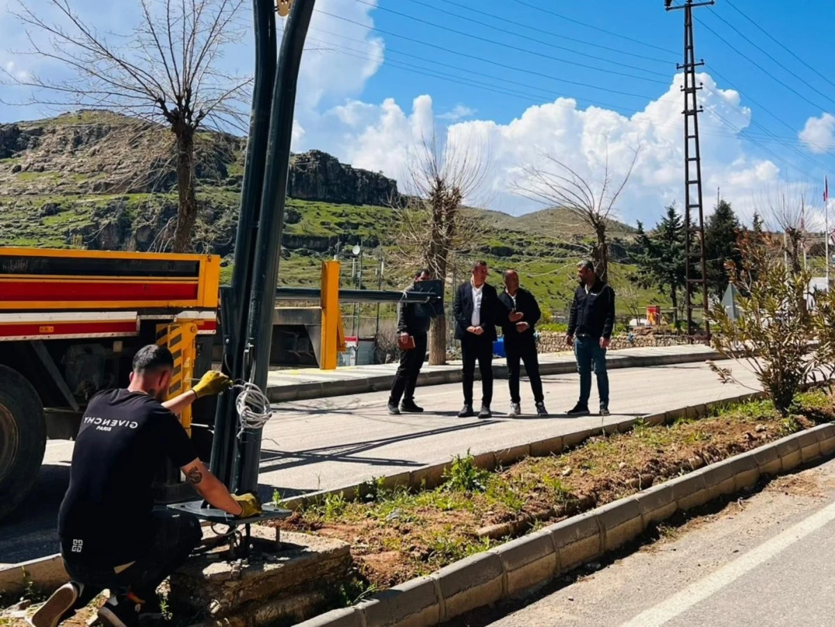 Savur&rsquo;da Aydınlatma &Ccedil;alışmaları S&uuml;r&uuml;yor