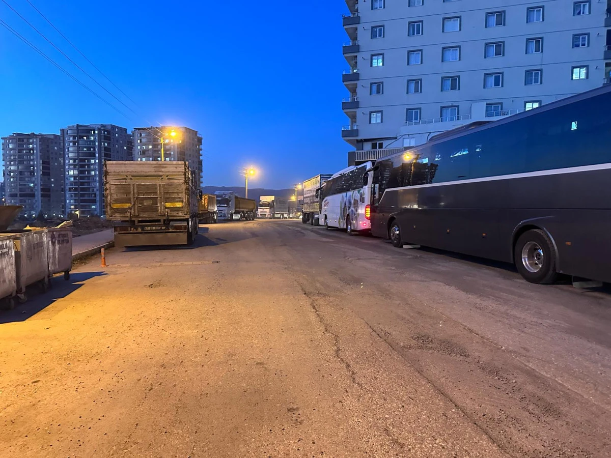 Şehrin merkezinde park yapan ağır tonajlı ara&ccedil;lar trafik akışını engelliyor