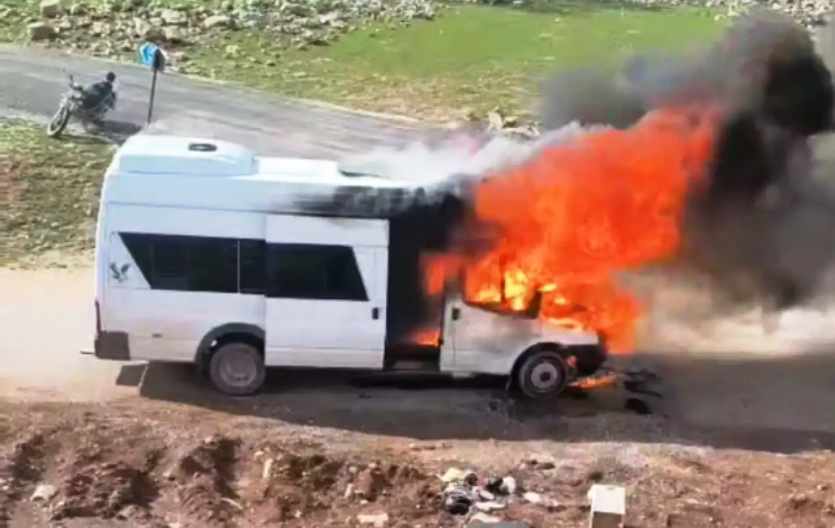 Seyir halindeki &ouml;ğrenci servisi alev aldı