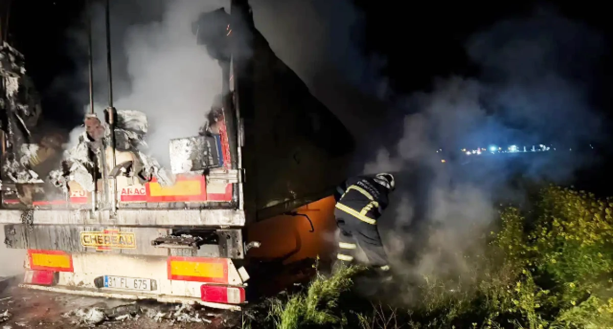 Seyir halindeki tır&rsquo;ın dorsesi alevlere teslim oldu