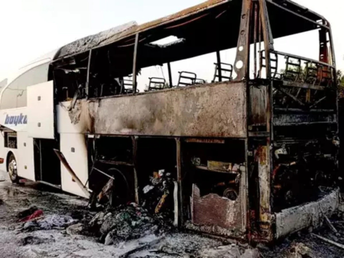 Seyir halindeyken alev alan halk otob&uuml;s&uuml; k&uuml;le d&ouml;nd&uuml;