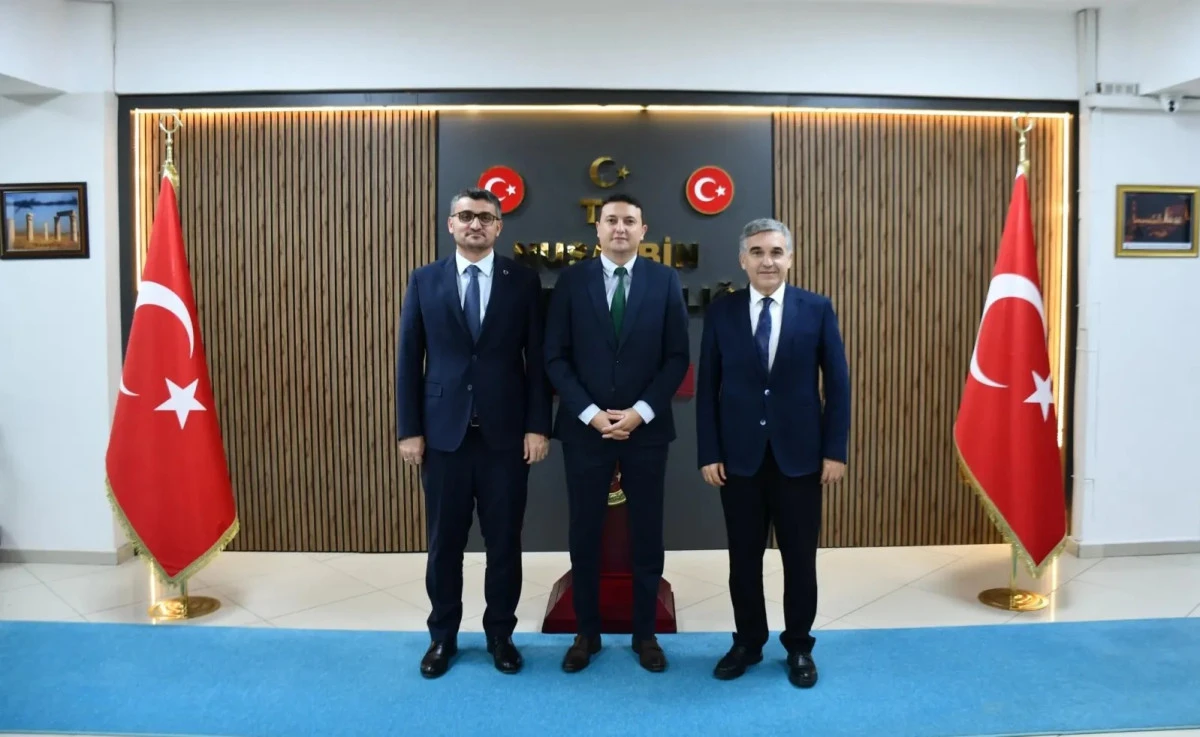 Siirt'ten gelen b&uuml;rokrat heyeti, Nusaybin Kaymakamı G&uuml;rsel Temurci&rsquo;yi makamında ziyaret etti