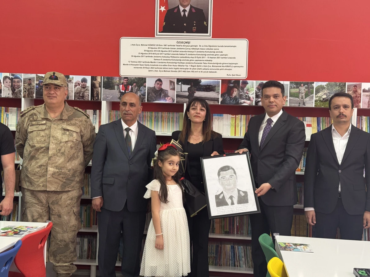 Silah arkadaşları Şehit Astsubay Mehmet G&uuml;nd&uuml;z&rsquo;&uuml;n adını k&uuml;t&uuml;phanede yaşatıyor