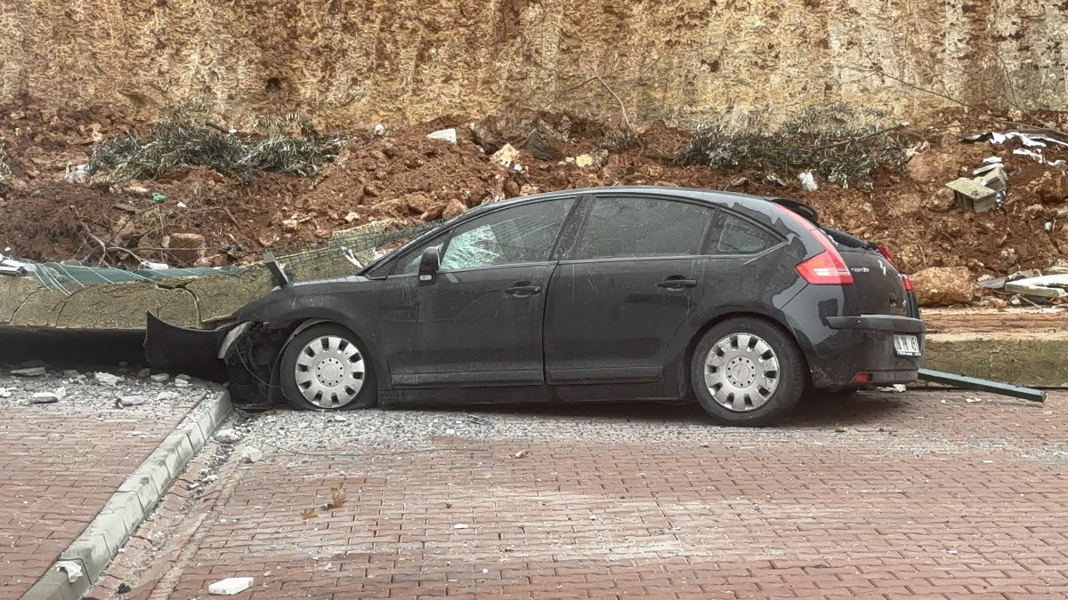 Sitenin istinat duvarı ara&ccedil;ların &uuml;zerine &ccedil;&ouml;kt&uuml;