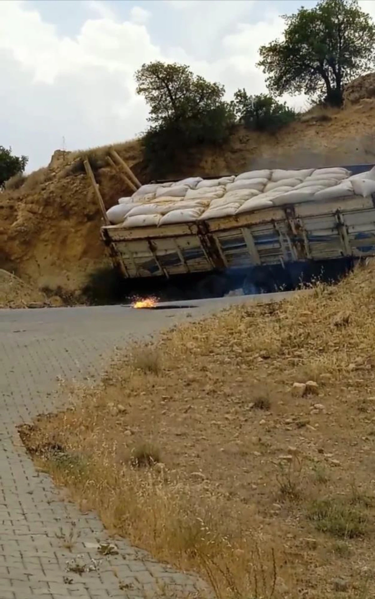 Sürücüsünün kontrolünden çıkan kamyon, çukura düştü