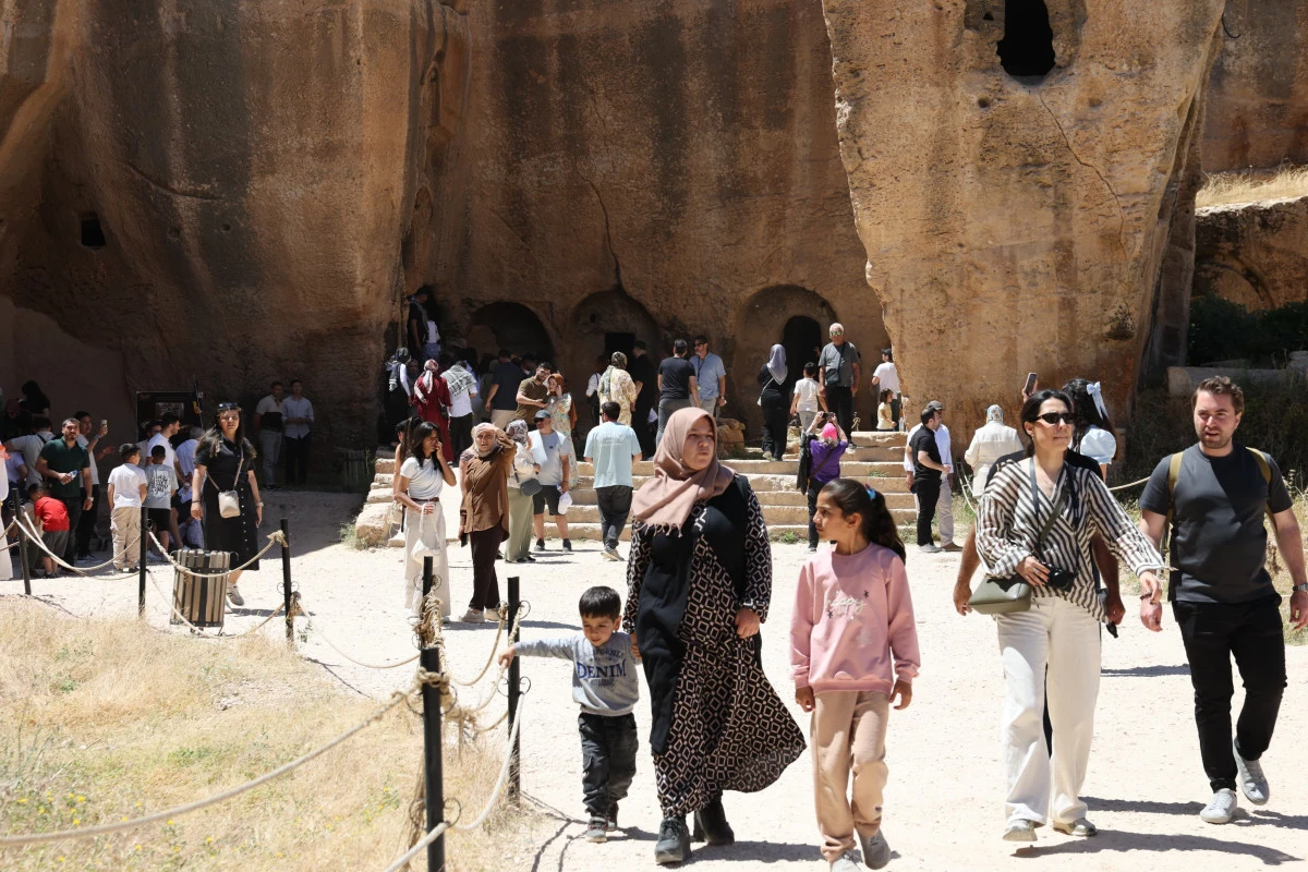 Tarihi kent Mardin, bayramda turistlerin g&ouml;zdesi oldu
