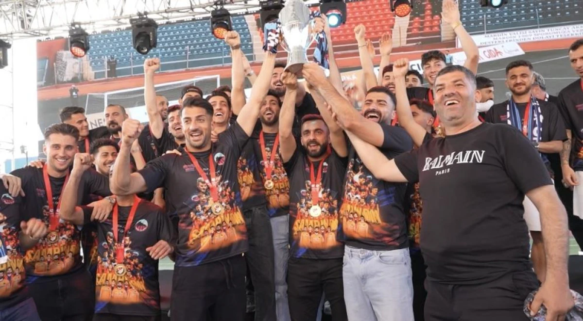 TFF'de 2. Lig'e yükselen Mardin 1969 Spor, şampiyonluk kupasını aldı