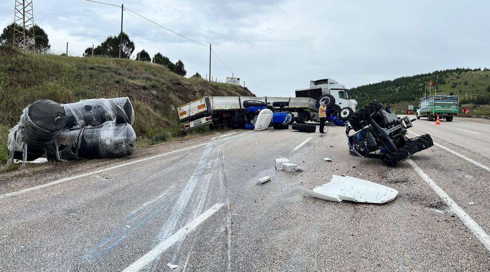 Traktör yüklü tır şarampole devrildi