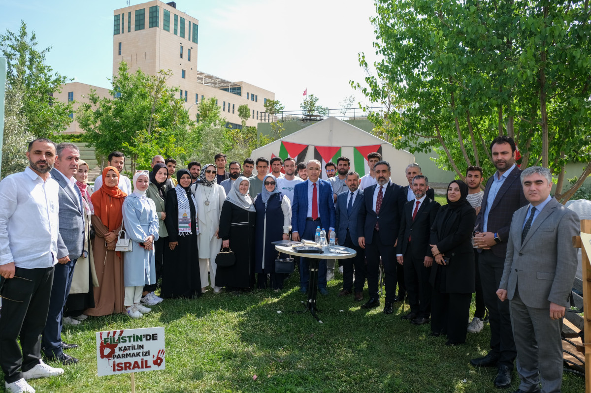 Prof. Dr. Hüseyin Karaman, Gazze’ye destek amacıyla kampüste açılan çadırı ziyaret etti