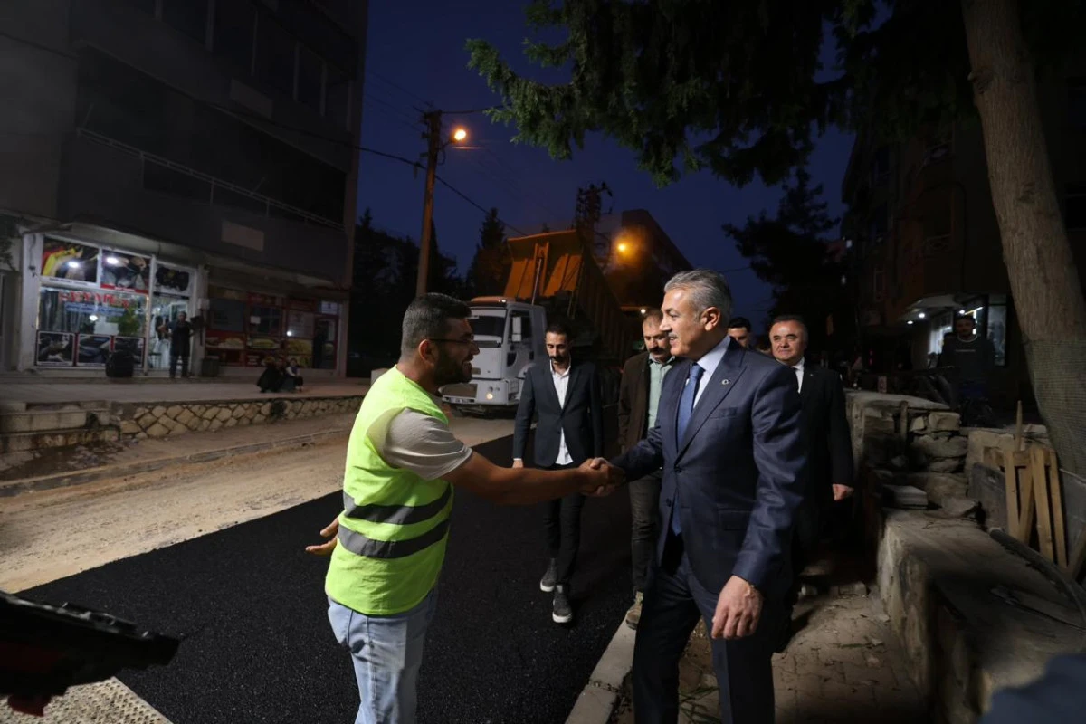 Vali Akkoyun, Artuklu&rsquo;da Asfalt &Ccedil;alışmalarını İnceledi