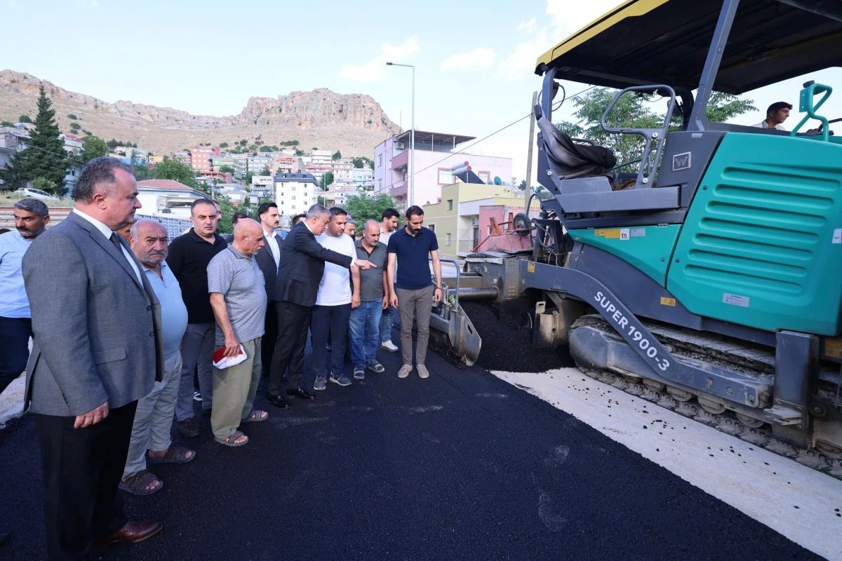 Vali Akkoyun, Ensar Mahallesi&rsquo;ndeki Asfalt &Ccedil;alışmalarını İnceledi