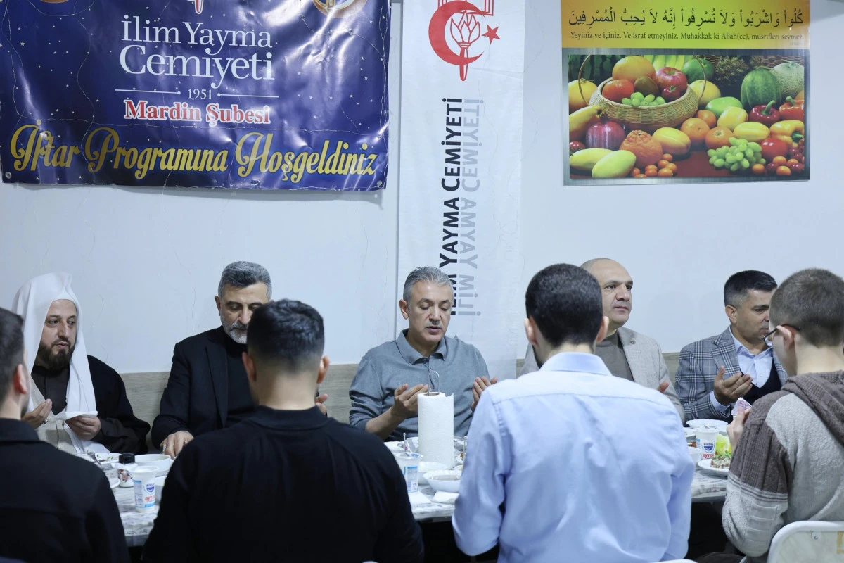 Vali Akkoyun Gen&ccedil;lerle İftar A&ccedil;tı