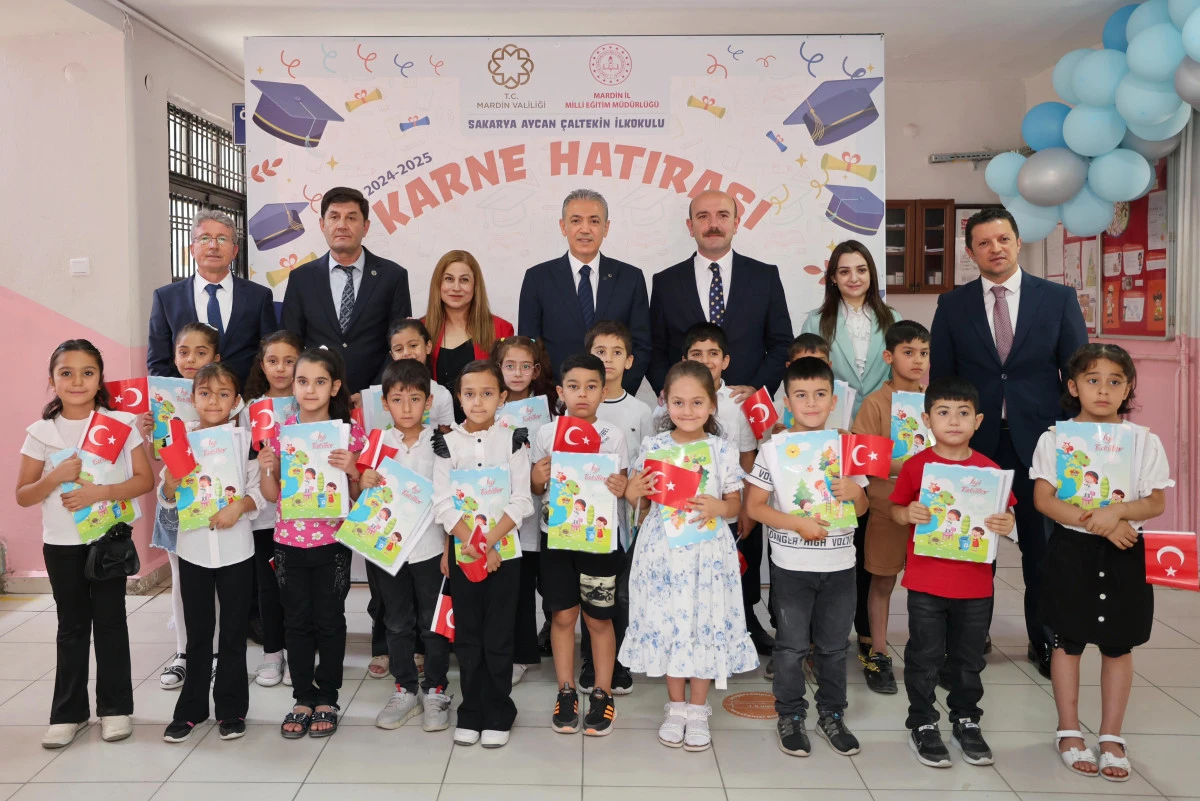 Vali Akkoyun, Karne Dağıtım Törenine Katılarak Öğrencilerin Sevincine Ortak Oldu