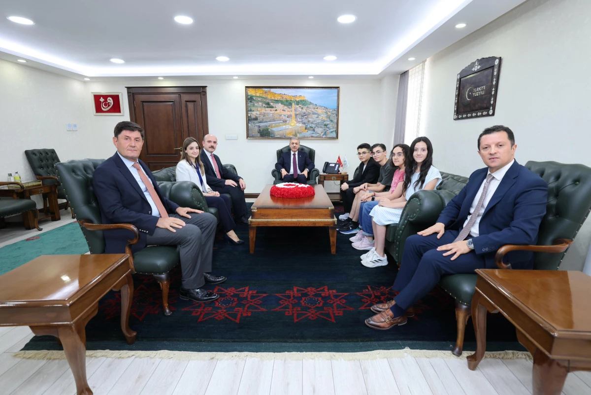 Vali Akkoyun, LGS Türkiye Birincisi Öğrencileri Makamında Ağırladı