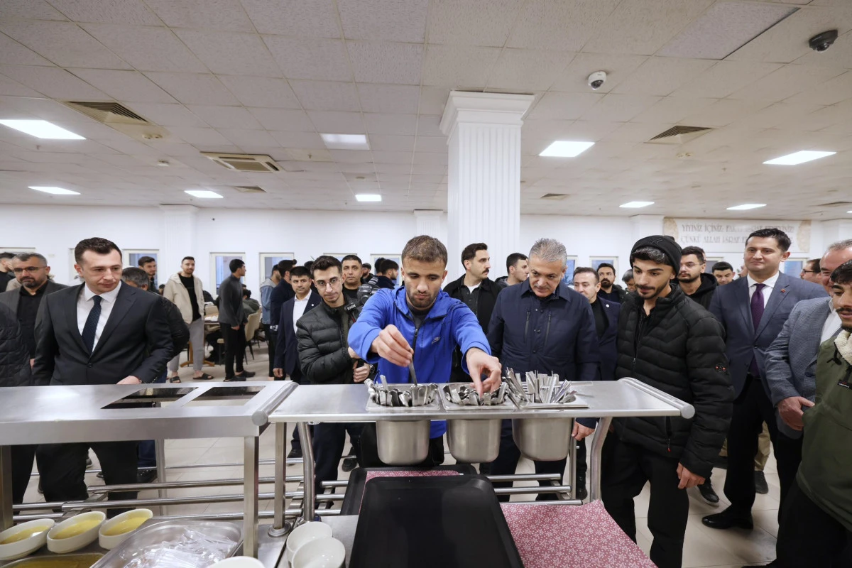 Vali Akkoyun &ouml;ğrencilerle iftarda Buluştu