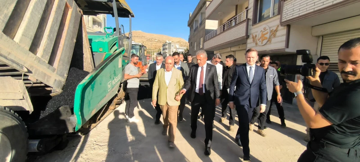 Vali Akkoyun Yeşilli’de Yapılan Asfalt Çalışmalarını Yerinde İnceledi