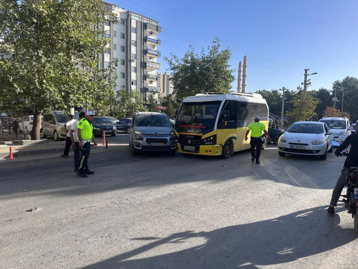 Valilik önünde trafik kazası