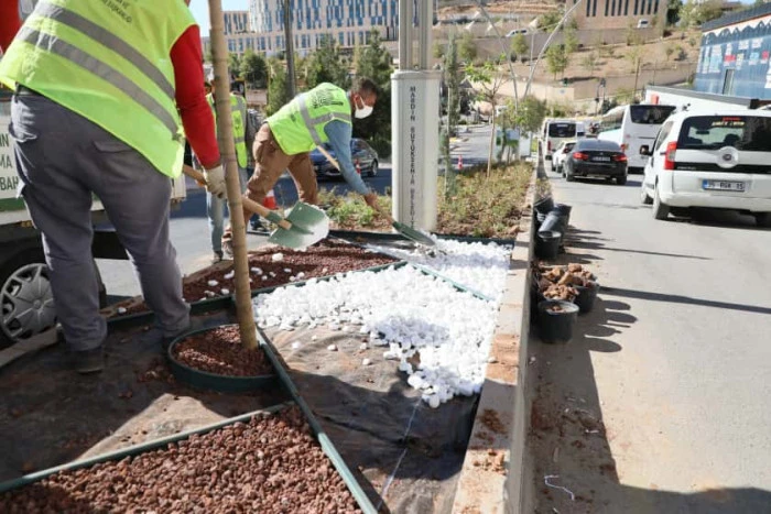 Mardin Büyükşehir Belediyesi Artuklu-Ravza Caddesi’nde Alt ve Üst Yapı Çalışmalarını Sürdürüyor