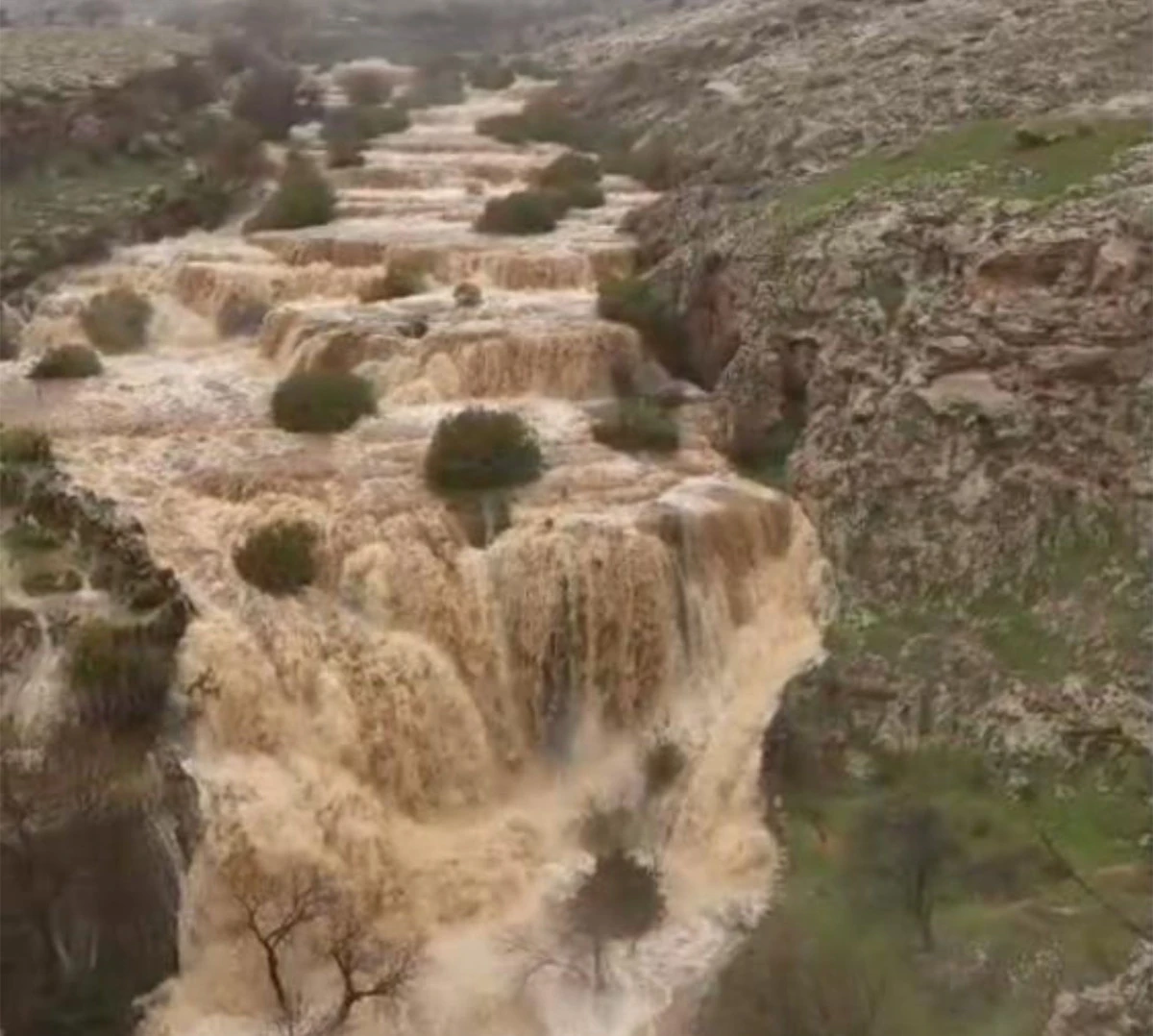 Yağışların ardından Emrud Şelalesinin debisi y&uuml;kseldi