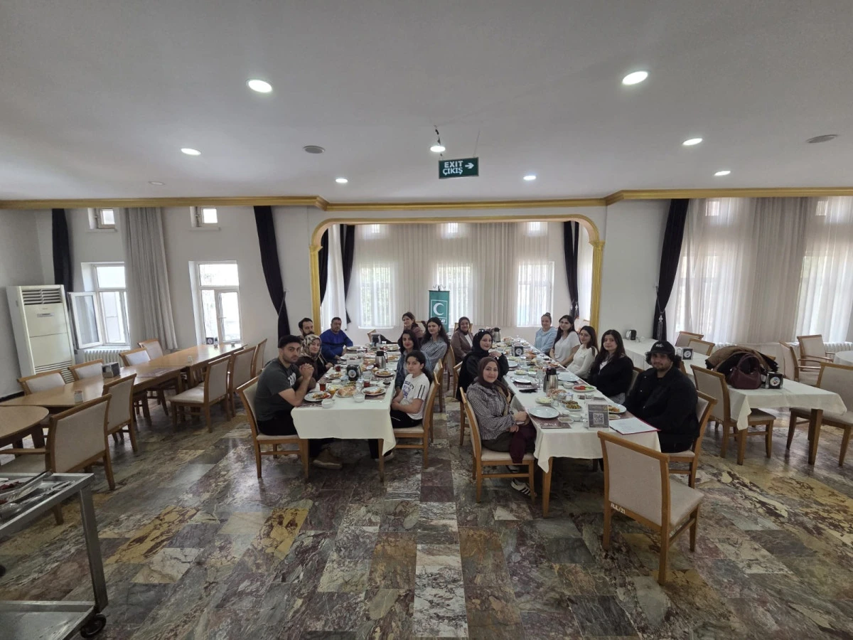 Yeşilay G&ouml;n&uuml;ll&uuml;leri Sağlıklı Bir Gelecek İ&ccedil;in Kahvaltıda Buluştu