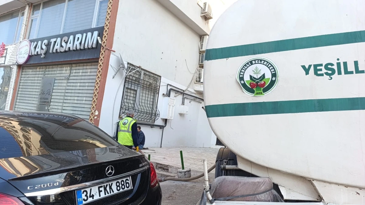 Yeşilli Belediyesi'nden Artuklu'da Susuz Kalan Vatandaşlara Tankerlerle İ&ccedil;me Suyu Desteği 