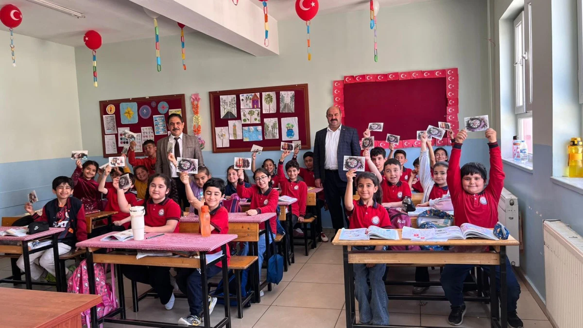 Yeşilli PTT İl&ccedil;e M&uuml;d&uuml;r&uuml; Serdar Avuka&rsquo;dan &Ouml;ğrencilere Bayram Sevinci