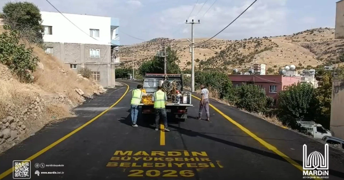 Yeşilli&rsquo;de Asfalt &Ccedil;alışmalarının Ardından Yol &Ccedil;izgileri Yenileniyor