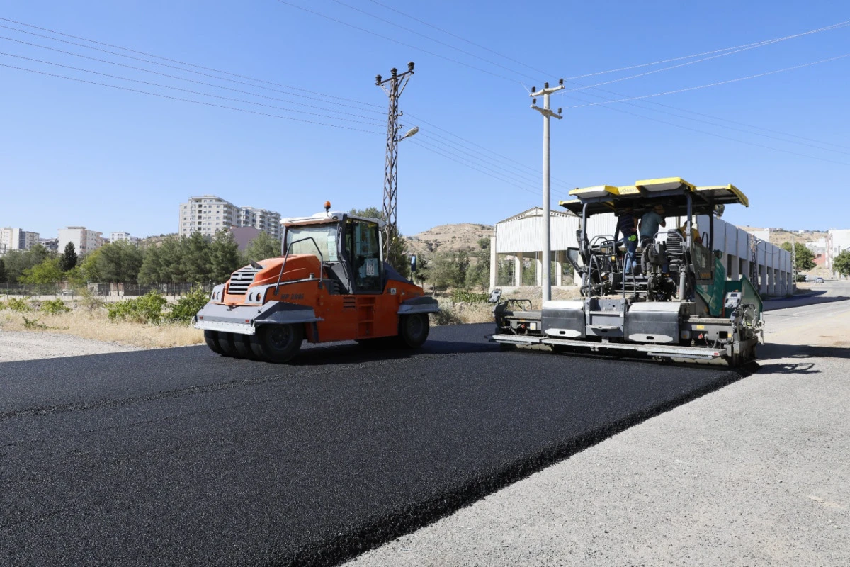 Yeşilli’de Asfalt ve Parke Taşı Döşeme Çalışması Devam Ediyor